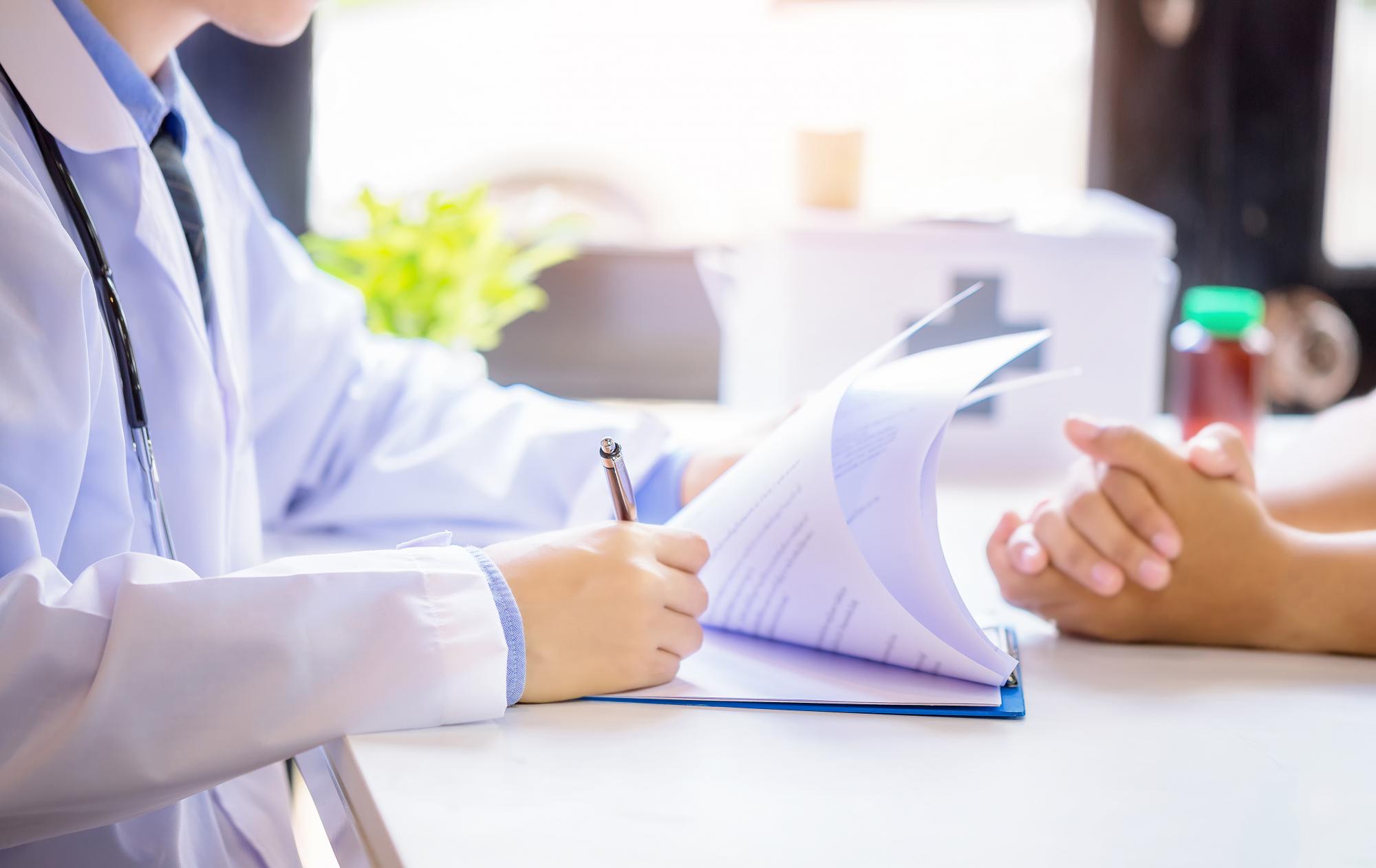 Назван ранний признак рака, который не стоит игнорировать: просто посмотрите на свои руки